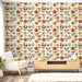 Un salon lumineux avec un papier peint floral aux motifs colorés de fleurs rouges, jaunes et noires sur fond crème, créant une ambiance chaleureuse et accueillante.
