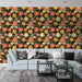 Un salon contemporain avec un papier peint floral sur fond noir, mêlant des fleurs orange, jaunes et crème, créant une ambiance chaleureuse et dynamique.