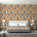 Une chambre moderne avec un papier peint floral aux motifs orange et bleu marine sur fond blanc, créant une atmosphère joyeuse et dynamique.