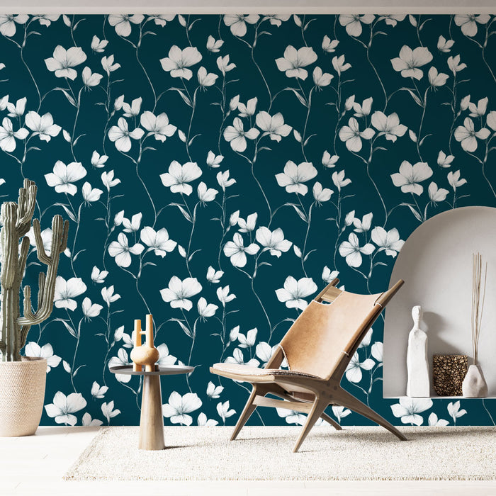 Un salon contemporain avec un papier peint floral bleu canard et blanc, évoquant une atmosphère apaisante et élégante grâce à ses motifs délicats.