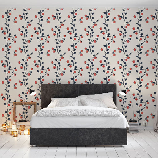 Une chambre moderne avec un papier peint floral aux motifs de branches bleues et baies rouges sur fond clair, créant une ambiance chaleureuse et accueillante.
