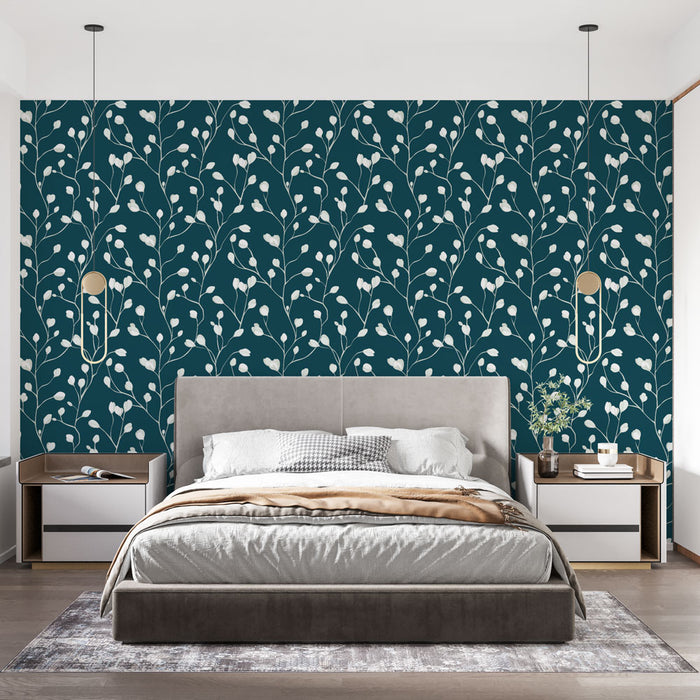 Une chambre moderne avec un papier peint floral bleu canard et blanc, aux motifs délicats, créant une ambiance apaisante et élégante.