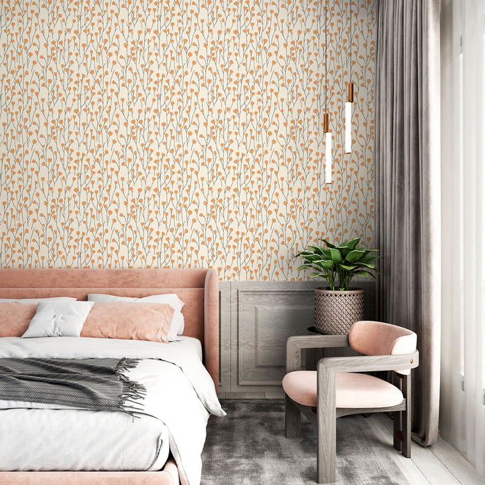 Une chambre moderne avec un papier peint floral aux motifs délicats orange sur fond crème, créant une ambiance chaleureuse et apaisante.