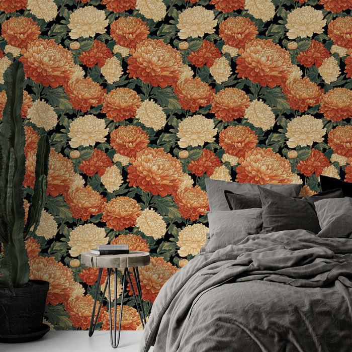 Une chambre moderne avec un papier peint floral aux grandes fleurs orange et crème sur fond noir, créant une atmosphère chaleureuse et accueillante.