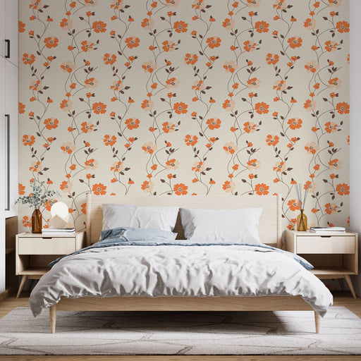 Une chambre lumineuse avec un papier peint floral aux motifs orange et beige sur fond crème, créant une atmosphère chaleureuse et accueillante.