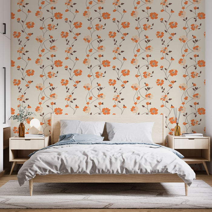 Une chambre lumineuse avec un papier peint floral aux motifs orange et beige sur fond crème, créant une atmosphère chaleureuse et accueillante.