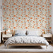 Une chambre lumineuse avec un papier peint floral aux motifs orange et beige sur fond crème, créant une atmosphère chaleureuse et accueillante.