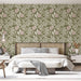 Une chambre moderne avec un papier peint floral aux motifs verts et roses sur fond olive, créant une atmosphère chaleureuse et naturelle.