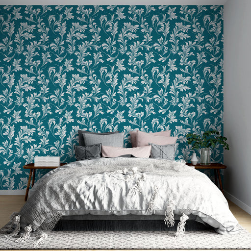 Une chambre élégante avec un papier peint floral turquoise et blanc aux motifs délicats, créant une atmosphère apaisante et raffinée.