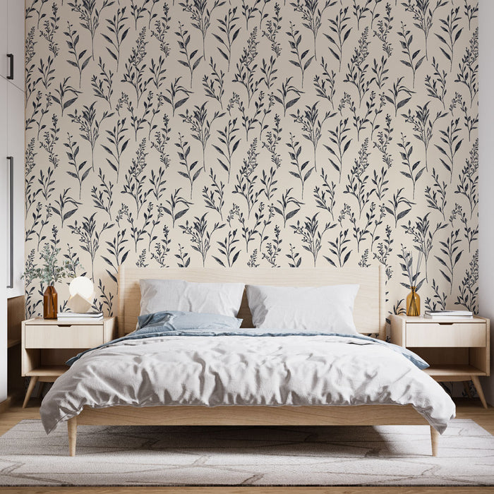 Une chambre apaisante avec un papier peint floral beige et bleu marine représentant des feuillages délicats, créant une atmosphère naturelle et élégante.