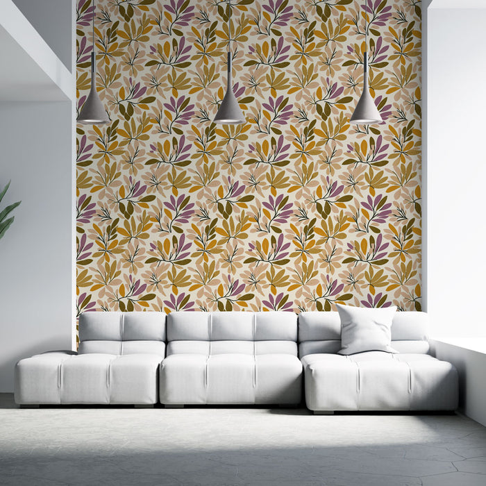 Un salon moderne avec un papier peint floral aux teintes chaudes de jaune, violet et vert sur fond clair, créant une atmosphère accueillante et vivante.