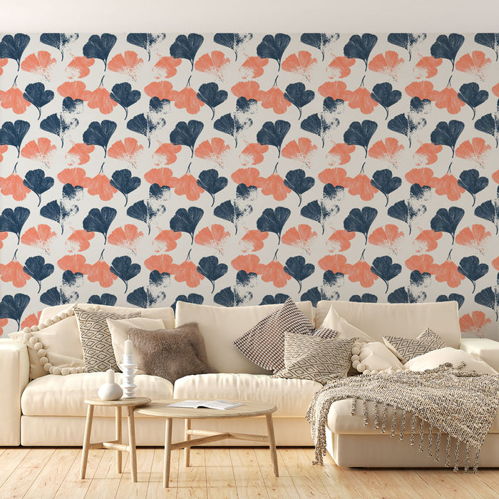 Un salon lumineux avec un papier peint floral aux motifs de feuilles et fleurs corail et bleu marine sur fond clair, créant une atmosphère fraîche et accueillante.