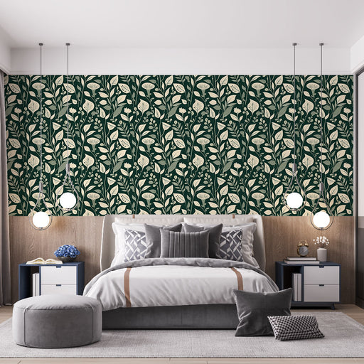 Une chambre moderne avec un papier peint floral vert foncé et crème, évoquant une atmosphère naturelle et apaisante.