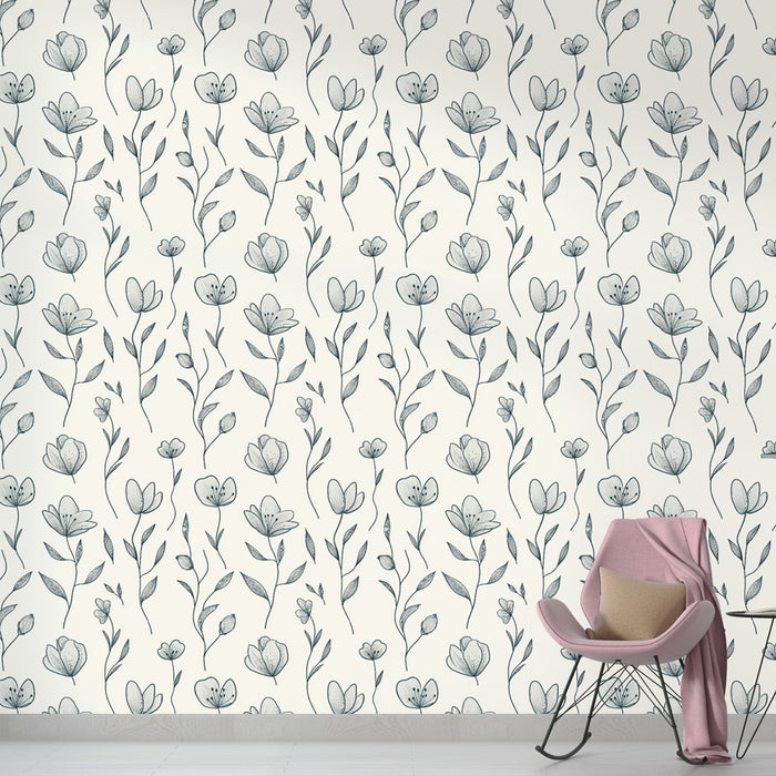 Une pièce lumineuse avec un papier peint floral aux motifs délicats en noir sur fond crème, créant une atmosphère apaisante et élégante.
