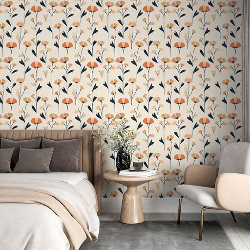 Une chambre élégante avec un papier peint floral aux motifs orange et beige sur fond crème, créant une atmosphère chaleureuse et accueillante.