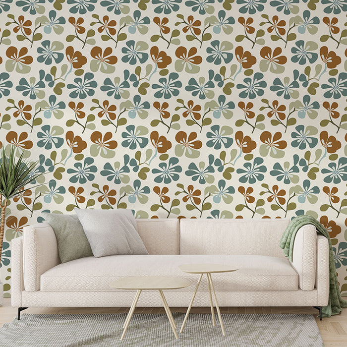 Un salon contemporain avec un papier peint floral aux motifs colorés de fleurs et de feuilles dans des teintes douces de bleu, vert et marron, créant une ambiance chaleureuse et accueillante.