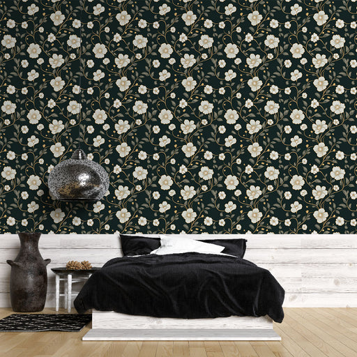Une chambre moderne avec un papier peint floral sur fond noir, orné de fleurs blanches et de feuillages délicats, créant une atmosphère élégante et apaisante.