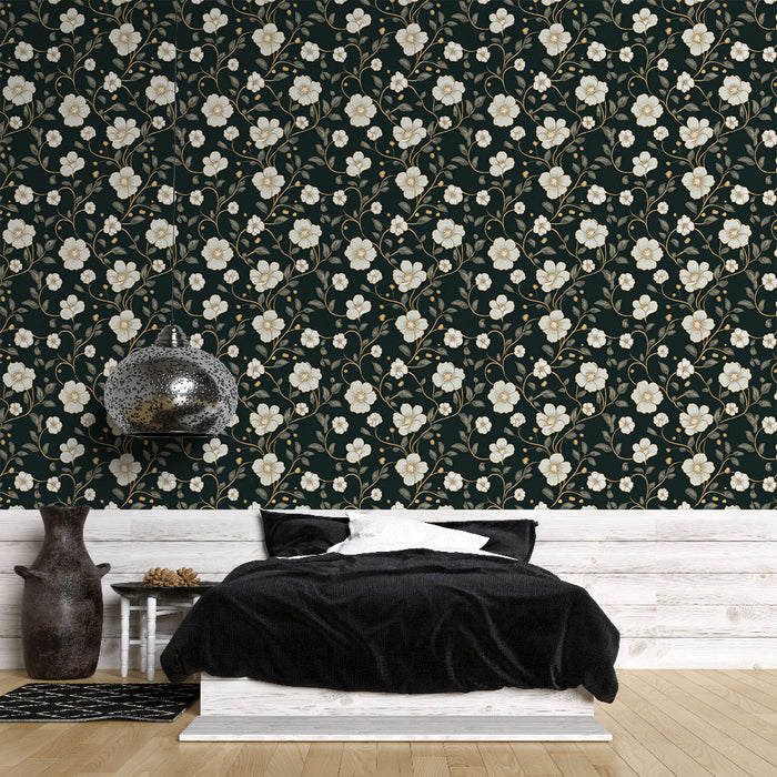 Une chambre moderne avec un papier peint floral sur fond noir, orné de fleurs blanches et de feuillages délicats, créant une atmosphère élégante et apaisante.