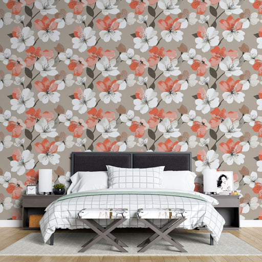 Une chambre moderne avec un papier peint floral aux motifs de fleurs blanches et corail sur fond beige, créant une ambiance douce et accueillante.