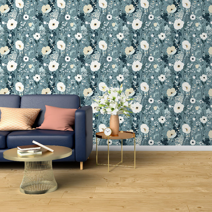 Un salon élégant avec un papier peint floral aux teintes bleu-vert, orné de grandes fleurs blanches et de feuillages délicats, créant une atmosphère apaisante et fraîche.