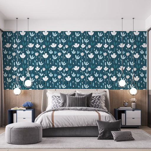 Une chambre moderne avec un papier peint floral bleu canard, orné de motifs de fleurs blanches et vertes, créant une ambiance fraîche et apaisante.