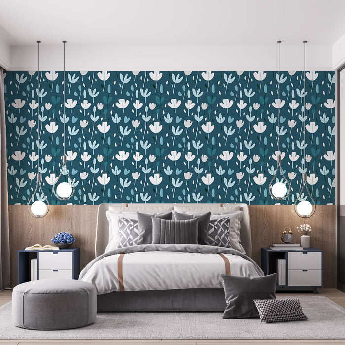 Une chambre moderne avec un papier peint floral bleu canard, orné de motifs de fleurs blanches et vertes, créant une ambiance fraîche et apaisante.