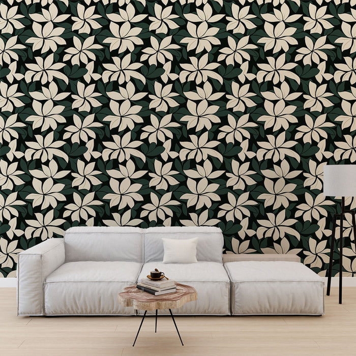Un salon moderne avec un papier peint floral aux grandes fleurs blanches et feuillages verts sur fond noir, créant une ambiance élégante et vivante.