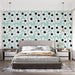 Une chambre moderne avec un papier peint floral aux grandes fleurs blanches et noires sur fond bleu clair, créant une ambiance fraîche et joyeuse.