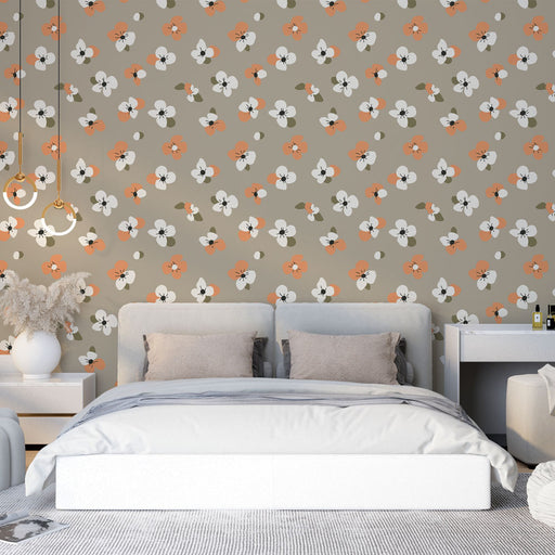 Une chambre moderne avec un papier peint floral aux motifs colorés d'orange et de blanc sur fond beige, créant une atmosphère chaleureuse et accueillante.