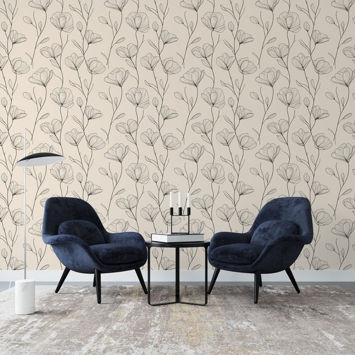 Un salon élégant avec un papier peint floral beige aux délicates illustrations noires de fleurs, créant une atmosphère douce et apaisante.