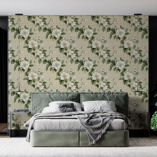 Une chambre moderne avec un papier peint floral beige orné de grandes fleurs blanches et de feuillages verts, créant une atmosphère douce et apaisante.