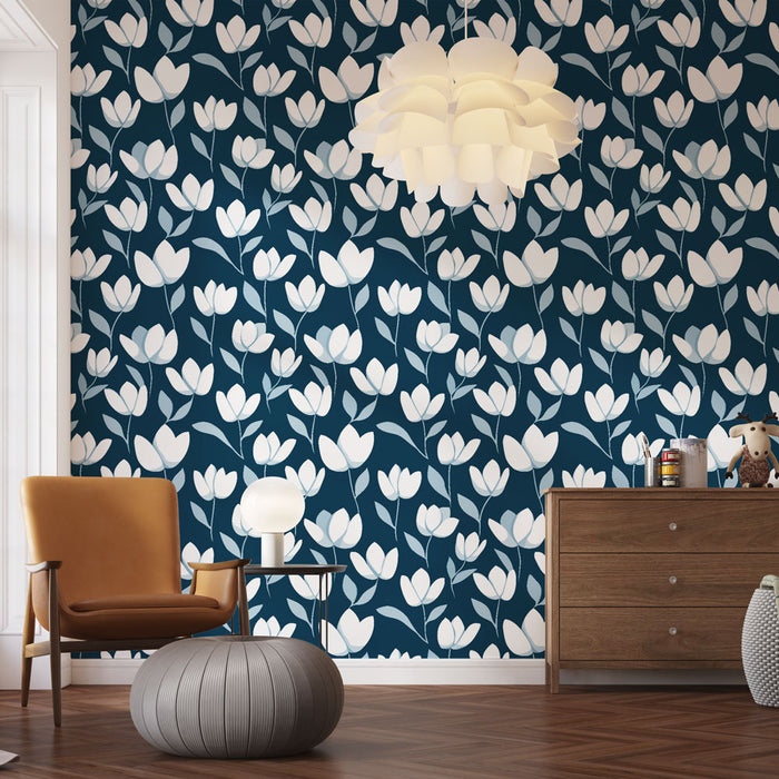 Une pièce moderne avec un papier peint floral bleu marine orné de tulipes blanches et grises, créant une atmosphère fraîche et accueillante.