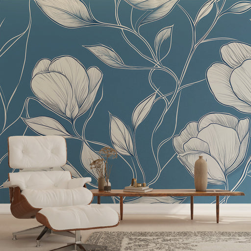 Une pièce moderne avec un papier peint floral bleu profond aux motifs délicats en blanc, créant une ambiance élégante et apaisante.