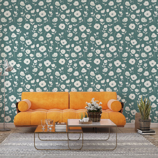 Un salon moderne avec un papier peint floral bleu-vert orné de grandes fleurs blanches, créant une ambiance fraîche et accueillante.