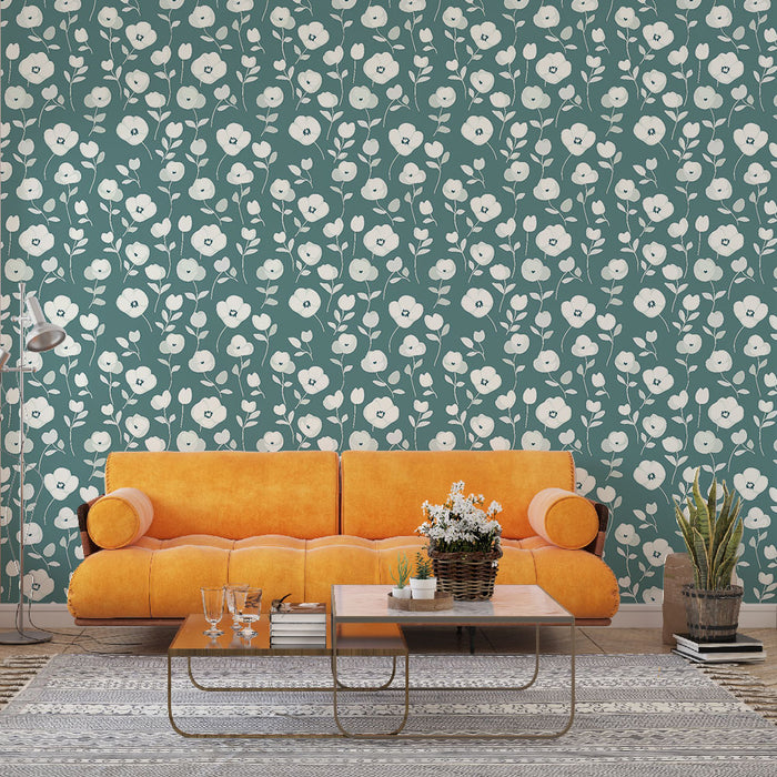 Un salon moderne avec un papier peint floral bleu-vert orné de grandes fleurs blanches, créant une ambiance fraîche et accueillante.