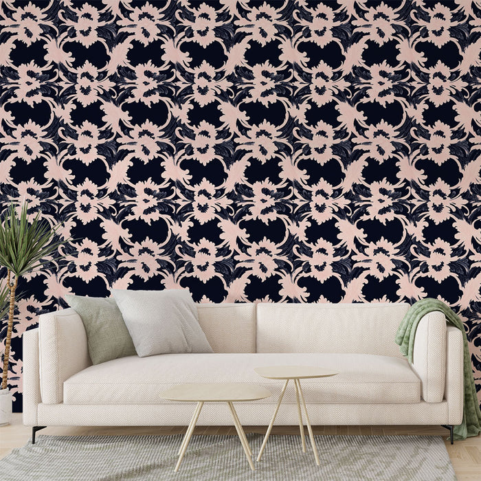 Un salon élégant avec un papier peint floral aux motifs roses sur fond bleu marine, créant une atmosphère raffinée et chaleureuse.