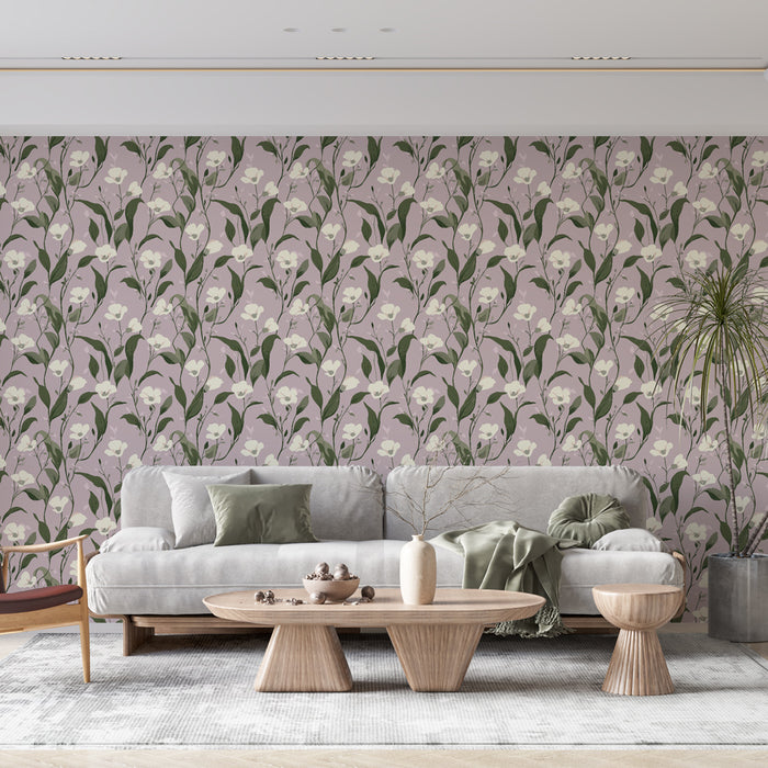 Un salon élégant avec un papier peint floral aux motifs délicats de fleurs blanches et de feuillage vert sur fond rose, créant une atmosphère douce et apaisante.
