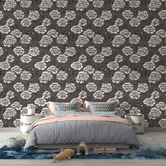 Une chambre élégante avec un papier peint floral noir et blanc aux motifs de fleurs stylisées, créant une atmosphère chic et apaisante.