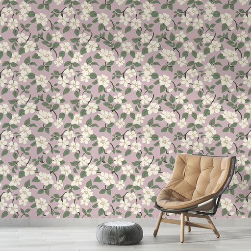 Une pièce moderne avec un papier peint floral sur fond rose clair, orné de fleurs blanches et de feuillages verts, créant une ambiance douce et accueillante.