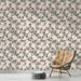 Une pièce moderne avec un papier peint floral sur fond rose clair, orné de fleurs blanches et de feuillages verts, créant une ambiance douce et accueillante.