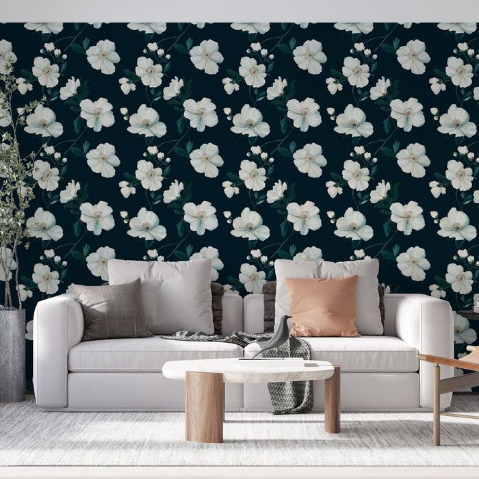 Un salon moderne avec un papier peint floral sur fond bleu nuit, présentant de grandes fleurs blanches qui créent une ambiance élégante et apaisante.