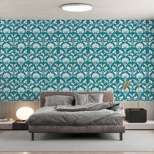 Une chambre moderne avec un papier peint floral turquoise et blanc aux motifs élégants, créant une atmosphère apaisante et accueillante.