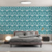 Une chambre moderne avec un papier peint floral turquoise et blanc aux motifs élégants, créant une atmosphère apaisante et accueillante.