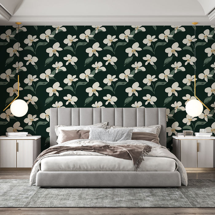 Une chambre élégante avec un papier peint floral sur fond vert foncé, mettant en valeur des fleurs blanches délicates, créant une atmosphère apaisante et naturelle.