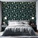 Une chambre moderne avec un papier peint floral sur fond vert foncé, aux motifs délicats de fleurs crème, créant une ambiance apaisante et élégante.
