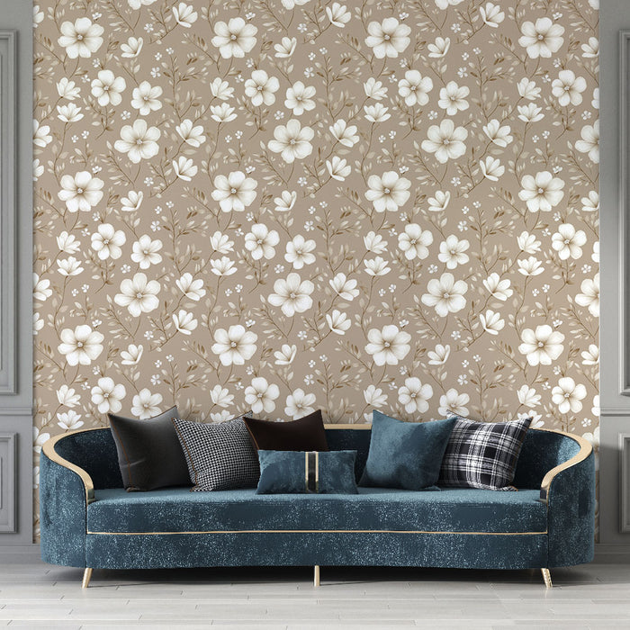 Un salon élégant avec un papier peint floral beige aux motifs de grandes fleurs blanches, créant une atmosphère douce et apaisante.