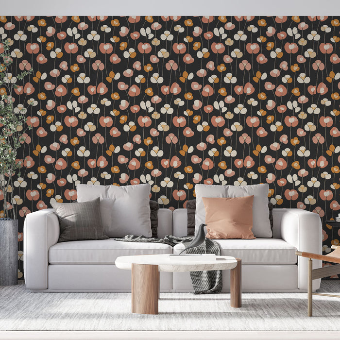 Un salon moderne avec un papier peint floral sur fond noir, ornée de motifs de fleurs aux teintes douces de rose, crème et orange, créant une ambiance chaleureuse et accueillante.