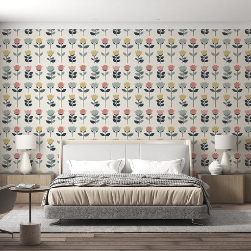 Une chambre moderne avec un papier peint floral aux motifs colorés de fleurs et de feuilles sur fond clair, créant une atmosphère chaleureuse et accueillante.