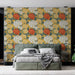 Une chambre moderne avec un papier peint floral aux motifs colorés de fleurs blanches, oranges et jaunes sur fond doré, créant une ambiance chaleureuse et accueillante.