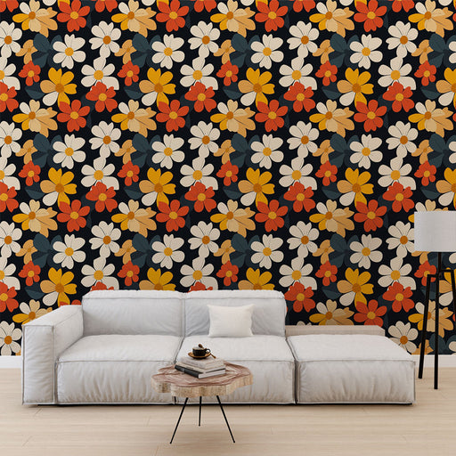 Un salon moderne avec un papier peint floral aux motifs colorés de fleurs blanches, rouges et jaunes sur fond noir, créant une ambiance chaleureuse et dynamique.